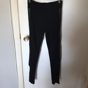 Leggings with leather side stripe